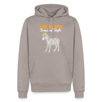 Sinn für Stil Mode-Ikone Geschenk - Männer Premium Bio Hoodie - Taupe - Vorne - Nico (187cm)