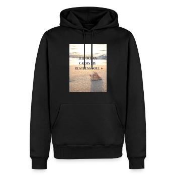 The Ocean calms my restless Soul - Männer Premium Bio Hoodie - Schwarz - Vorne - Nico (187cm)
