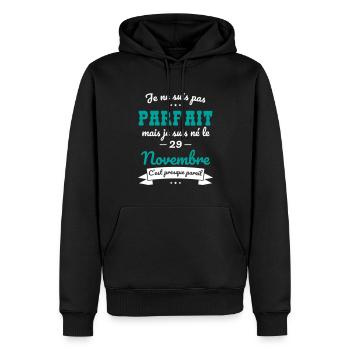 Anniversaire - Pas parfait mais né le 29 Novembre - Sweat à capuche Premium bio Homme - noir - Devant - Nico (187cm)