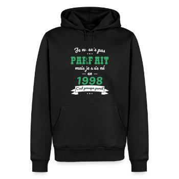 Anniversaire 25 ans - Pas parfait mais né en 1998 - Sweat à capuche Premium bio Homme - noir - Devant - Nico (187cm)