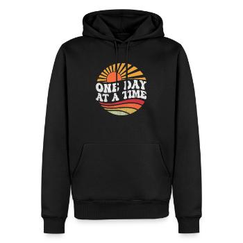 One Day at a Time: Das Motto des Durchhaltens - Männer Premium Bio Hoodie - Schwarz - Vorne - Nico (187cm)
