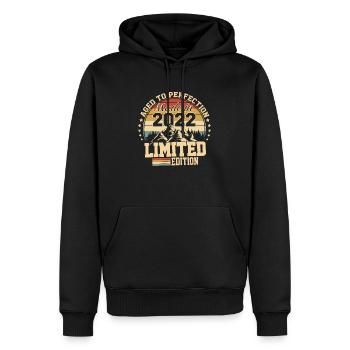 Made in 2022 - Perfekt gealtert - Männer Premium Bio Hoodie - Schwarz - Vorne - Nico (187cm)