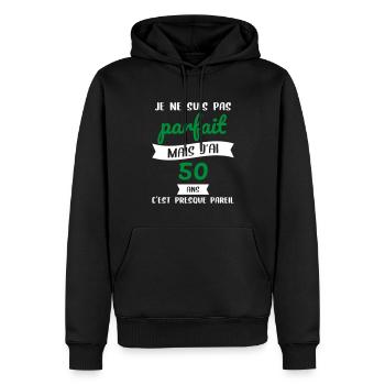 Anniversaire 50 ans - Pas parfait mais j'ai 50 ans - Sweat à capuche Premium bio Homme - noir - Devant - Nico (187cm)