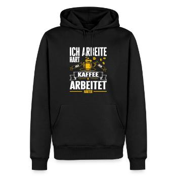 Mein Kaffee arbeitet härter - Lustiger Job Spruch - Männer Premium Bio Hoodie - Schwarz - Vorne - Nico (187cm)