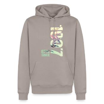 Epic Since 1997 Jahr Jubiläum - Männer Premium Bio Hoodie - Taupe - Vorne - Nico (187cm)