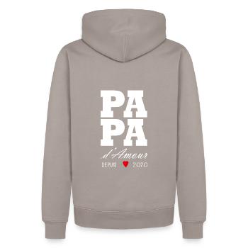 Liebevoller Papa seit 2020 - Männer Premium Bio Hoodie - Taupe - Hinten - Nico (187cm)