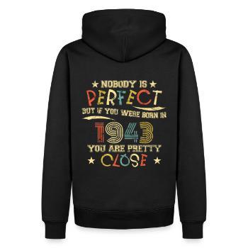 1943 Geburtstag Vintage Nobody is perfect - Männer Premium Bio Hoodie - Schwarz - Hinten - Nico (187cm)
