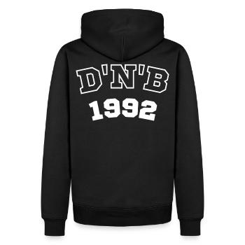 Dnb Outfit Drum & Bass Rave-Outfit für DJs, Raver - Männer Premium Bio Hoodie - Schwarz - Hinten - Nico (187cm)