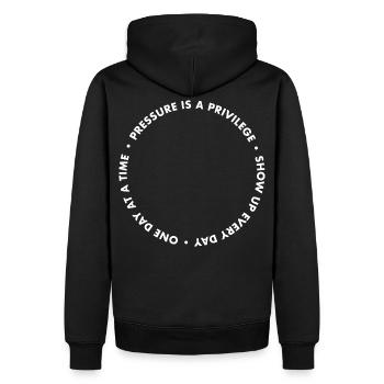 Druck ist Privileg: Jeden Tag - Männer Premium Bio Hoodie - Schwarz - Hinten - Nico (187cm)