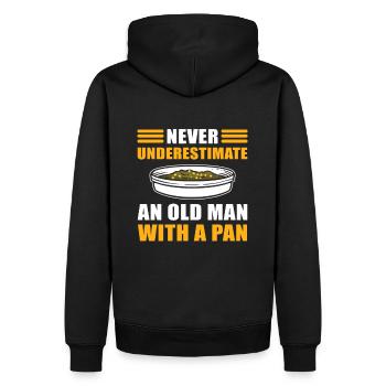 Never Underestimate An Old Man With A Pan Gold - Männer Premium Bio Hoodie - Schwarz - Hinten - Nico (187cm)