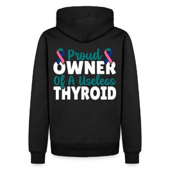 Thyreoidektomie Stolze Besitzerin einer nutzlosen - Männer Premium Bio Hoodie - Schwarz - Hinten - Nico (187cm)