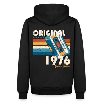 47. Geburtstag Kassette Februar Jahrgang 1976 - Männer Premium Bio Hoodie - Schwarz - Hinten - Nico (187cm)