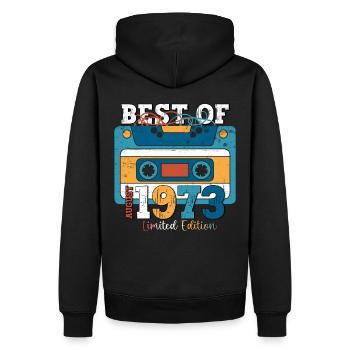 50. Geburtstag Mann August Jahrgang 1973 Kassette - Männer Premium Bio Hoodie - Schwarz - Hinten - Nico (187cm)