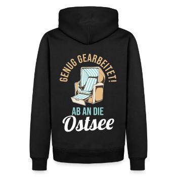 Genug gearbeitet ab an die Ostsee - Männer Premium Bio Hoodie - Schwarz - Hinten - Nico (187cm)