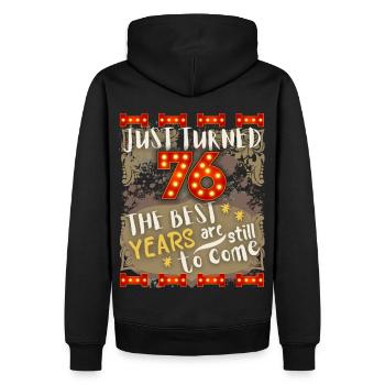 76. Geburtstag 76 Jahre alt Vintage-Design, Spruch - Männer Premium Bio Hoodie - Schwarz - Hinten - Nico (187cm)