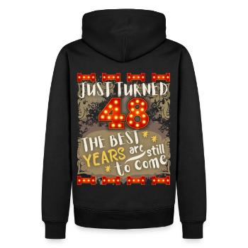 48. Geburtstag 48 Jahre alt Vintage-Design, Spruch - Männer Premium Bio Hoodie - Schwarz - Hinten - Nico (187cm)