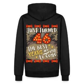 46. Geburtstag 46 Jahre alt Vintage-Design, Spruch - Männer Premium Bio Hoodie - Schwarz - Hinten - Nico (187cm)
