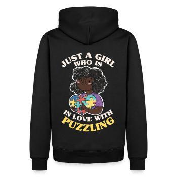 Süßes schwarzes Mädchen, das in rätselhafter Afro - Männer Premium Bio Hoodie - Schwarz - Hinten - Nico (187cm)