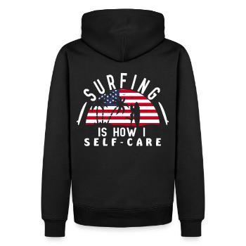 Surfen ist, wie ich selbst pflege American Flag Su - Männer Premium Bio Hoodie - Schwarz - Hinten - Nico (187cm)