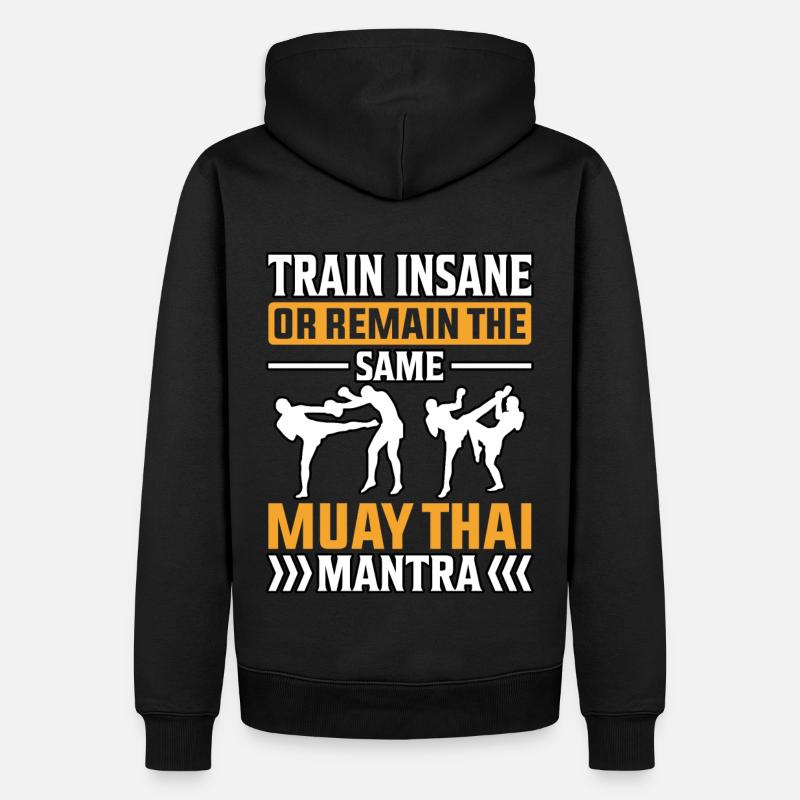 Trainieren Sie verrückt oder bleiben Sie das gleiche Muay Thai Mantra - Männer Premium Bio Hoodie - Schwarz