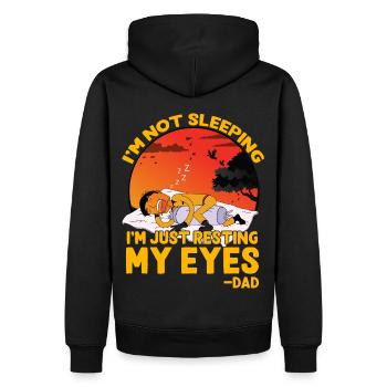 Ich schlafe nicht, ich ruhe nur meine Augen aus, Papa - Männer Premium Bio Hoodie - Schwarz - Hinten - Nico (187cm)