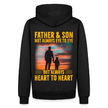 Vater und Sohn nicht immer auf Augenhöhe, aber immer - Männer Premium Bio Hoodie - Schwarz - Hinten - Nico (187cm)