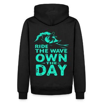 Surfer Ride the Wave – Own the Day Spruch - Männer Premium Bio Hoodie - Schwarz - Hinten - Nico (187cm)