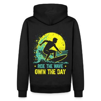 Surfer Ride the Wave – Own the Day Spruch - Männer Premium Bio Hoodie - Schwarz - Hinten - Nico (187cm)