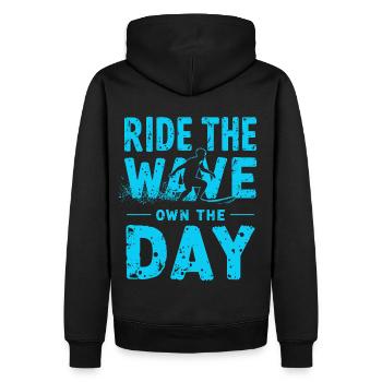 Surfer Ride the Wave – Own the Day Spruch - Männer Premium Bio Hoodie - Schwarz - Hinten - Nico (187cm)
