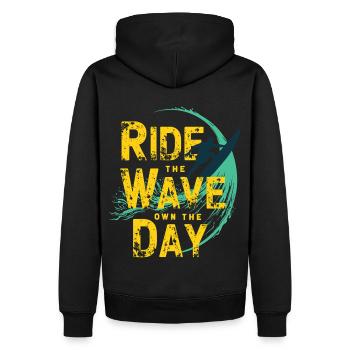 Surfer Ride the Wave – Own the Day Spruch - Männer Premium Bio Hoodie - Schwarz - Hinten - Nico (187cm)