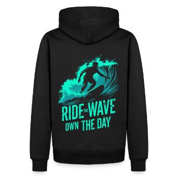 Surfer Ride the Wave – Own the Day Spruch - Männer Premium Bio Hoodie - Schwarz - Hinten - Nico (187cm)