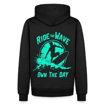 Surfer Ride the Wave – Own the Day Spruch - Männer Premium Bio Hoodie - Schwarz - Hinten - Nico (187cm)