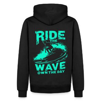 Surfer Ride the Wave – Own the Day Spruch - Männer Premium Bio Hoodie - Schwarz - Hinten - Nico (187cm)