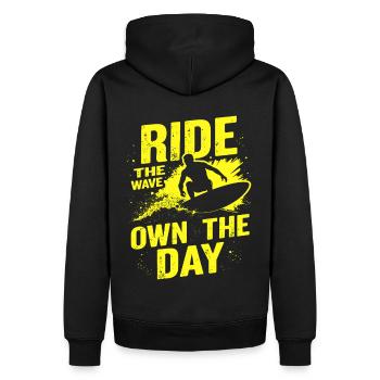 Surfer Ride the Wave – Own the Day Spruch - Männer Premium Bio Hoodie - Schwarz - Hinten - Nico (187cm)
