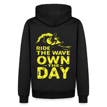 Surfer Ride the Wave – Own the Day Spruch - Männer Premium Bio Hoodie - Schwarz - Hinten - Nico (187cm)