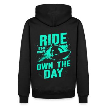 Surfer Ride the Wave – Own the Day Spruch - Männer Premium Bio Hoodie - Schwarz - Hinten - Nico (187cm)
