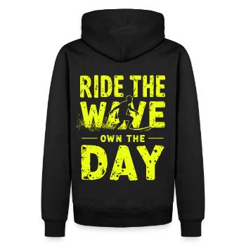 Surfer Ride the Wave – Own the Day Spruch - Männer Premium Bio Hoodie - Schwarz - Hinten - Nico (187cm)