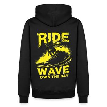 Surfer Ride the Wave – Own the Day Spruch - Männer Premium Bio Hoodie - Schwarz - Hinten - Nico (187cm)