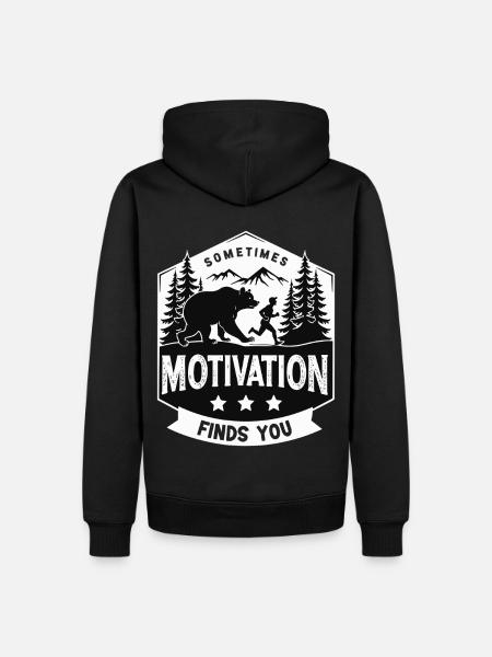 Motivation findet dich – Bär Outdoor Abenteuer - Männer Premium Bio Hoodie - Schwarz