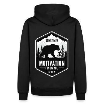 Motivation findet dich – Bär Outdoor Abenteuer - Männer Premium Bio Hoodie - Schwarz - Hinten - Nico (187cm)