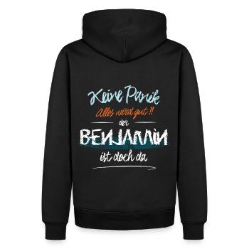 Benjamin - Keine Panik. Alles wird gut - Männer Premium Bio Hoodie - Schwarz - Hinten - Nico (187cm)