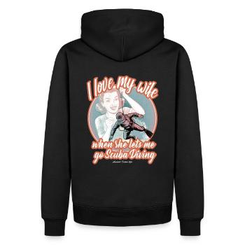 Ich liebe meine Frau, wenn sie mich tauchen lässt. - Männer Premium Bio Hoodie - Schwarz - Hinten - Nico (187cm)