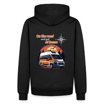 Sur la route et pourtant à la maison-Camper disant - Sweat à capuche Premium bio Homme - noir - Dos - Nico (187cm)