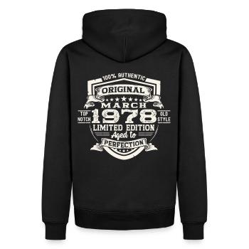 45e anniversaire Mann Original March Né en 1978 - Sweat à capuche Premium bio Homme - noir - Dos - Nico (187cm)