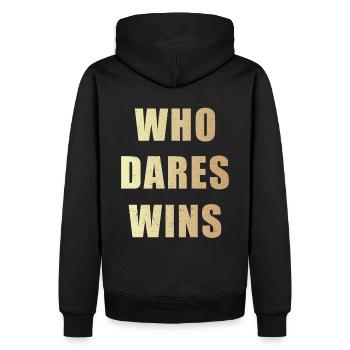 Who dares wins - Männer Premium Bio Hoodie - Schwarz - Hinten - Nico (187cm)