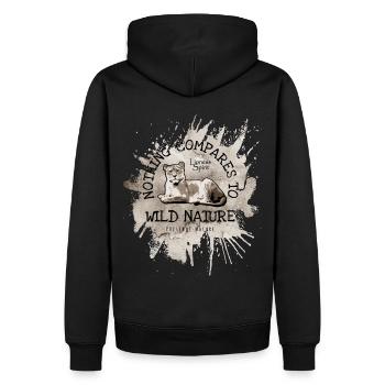 Lioness Splash Sepia - Nichts ist vergleichbar mit der Natur - Männer Premium Bio Hoodie - Schwarz - Hinten - Nico (187cm)