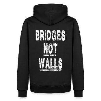 Bridges not Walls Demonstration Demo - Männer Premium Bio Hoodie - Schwarz - Hinten - Nico (187cm)