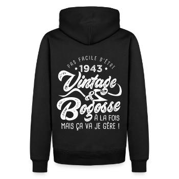 1943 Anniversaire vintage bogosse de 80 Ans - Sweat à capuche Premium bio Homme - noir - Dos - Nico (187cm)