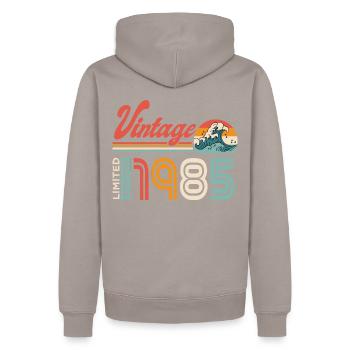 1985 Geburtstagsgeschenk Geboren 1985 - Männer Premium Bio Hoodie - Taupe - Hinten - Nico (187cm)