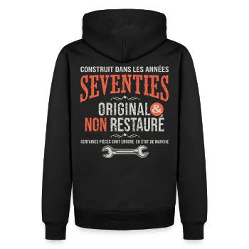 né en 70 seventies 1970 anniversaire 50 ans - Sweat à capuche Premium bio Homme - noir - Dos - Nico (187cm)